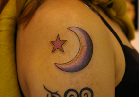 LUCKY ROUND TATTOOの月と星のタトゥー
