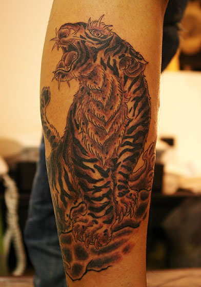 LUCKY ROUND TATTOOのカラス彫りの虎のタトゥー