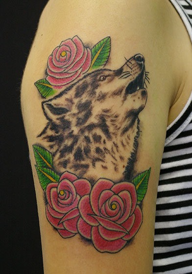 LUCKY ROUND TATTOOの狼と薔薇のタトゥー
