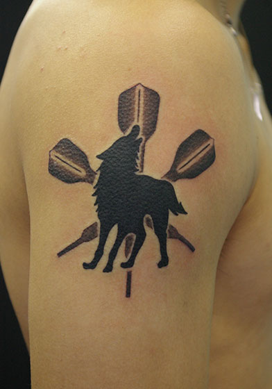 LUCKY ROUND TATTOOの狼のシルエットのタトゥー