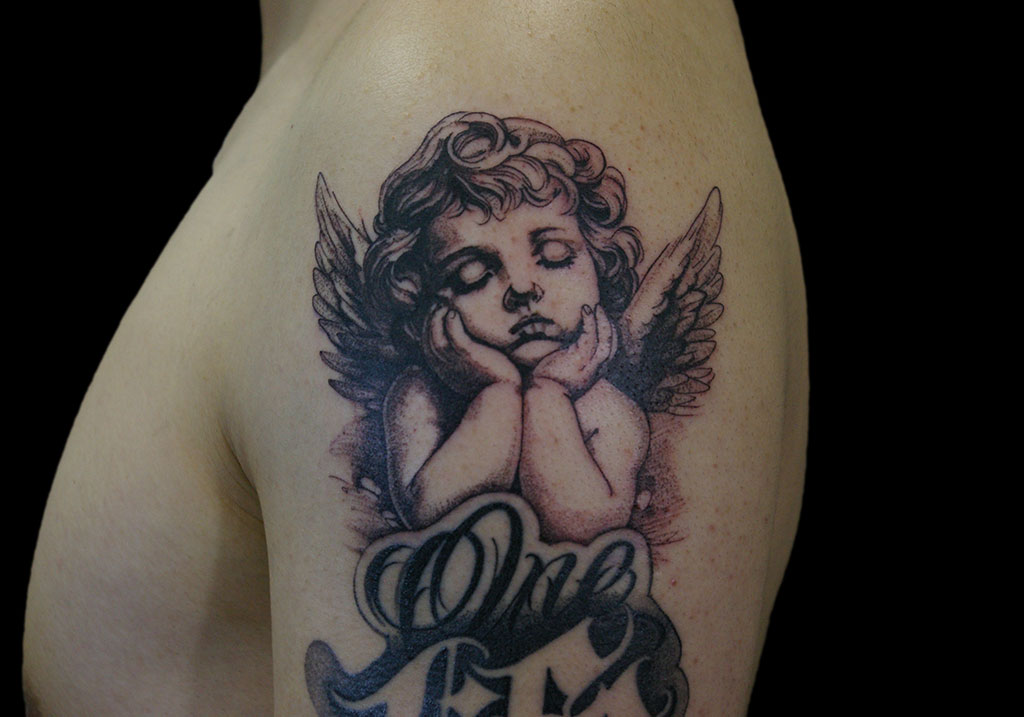 頬杖をつく天使