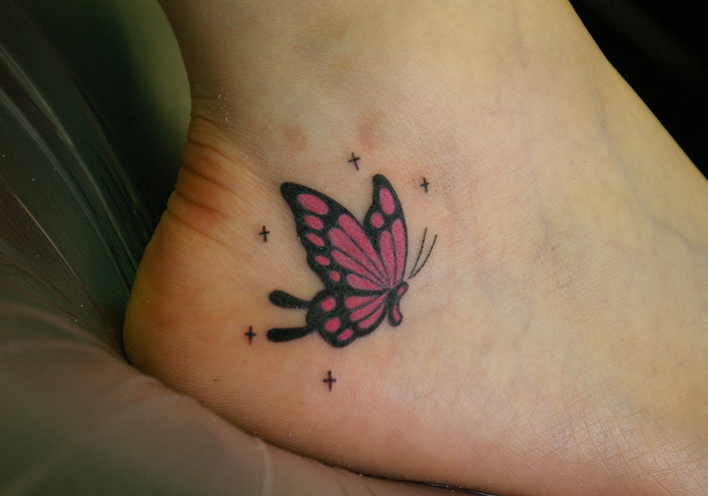 小さなピンクの蝶