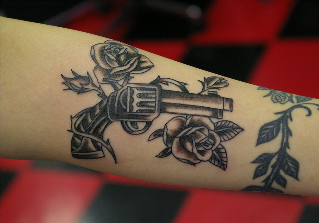 銃と薔薇