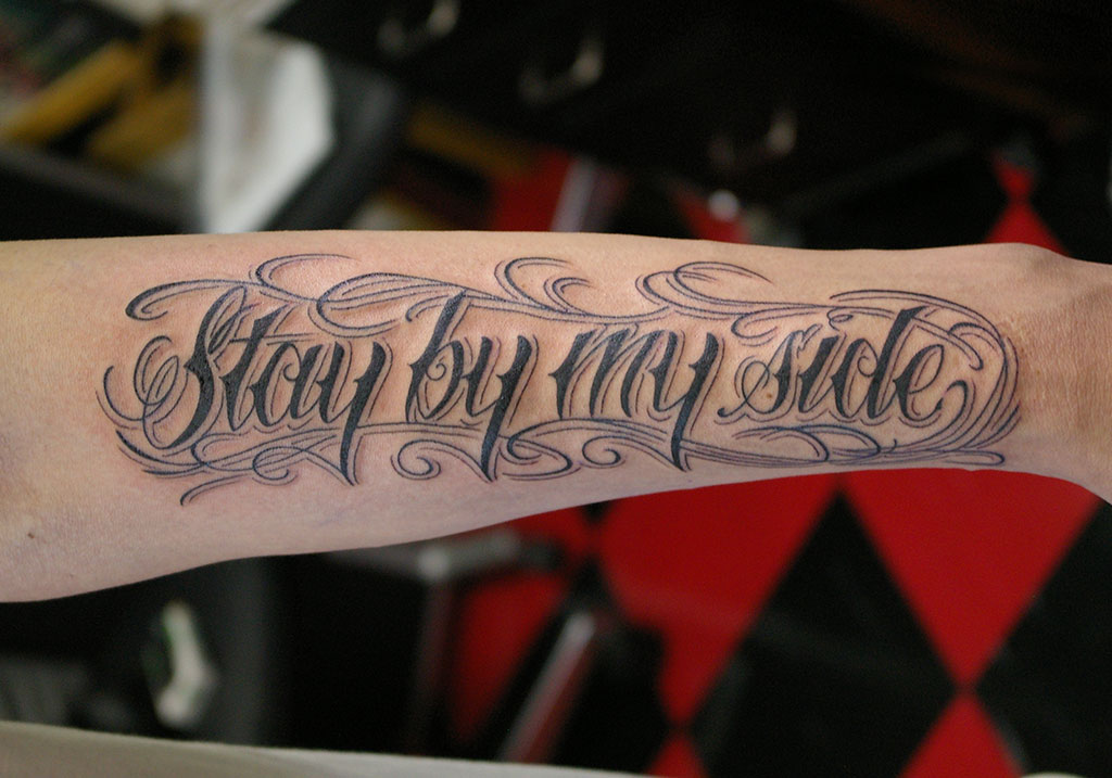 筆記体の英文「Stay by my side」