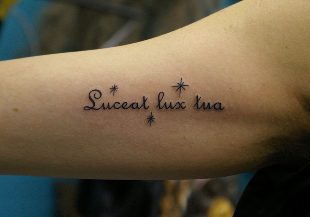 筆記体のラテン語「Luceat lux tua」