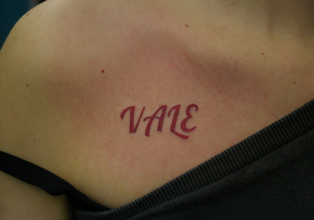 赤い文字「VALE」