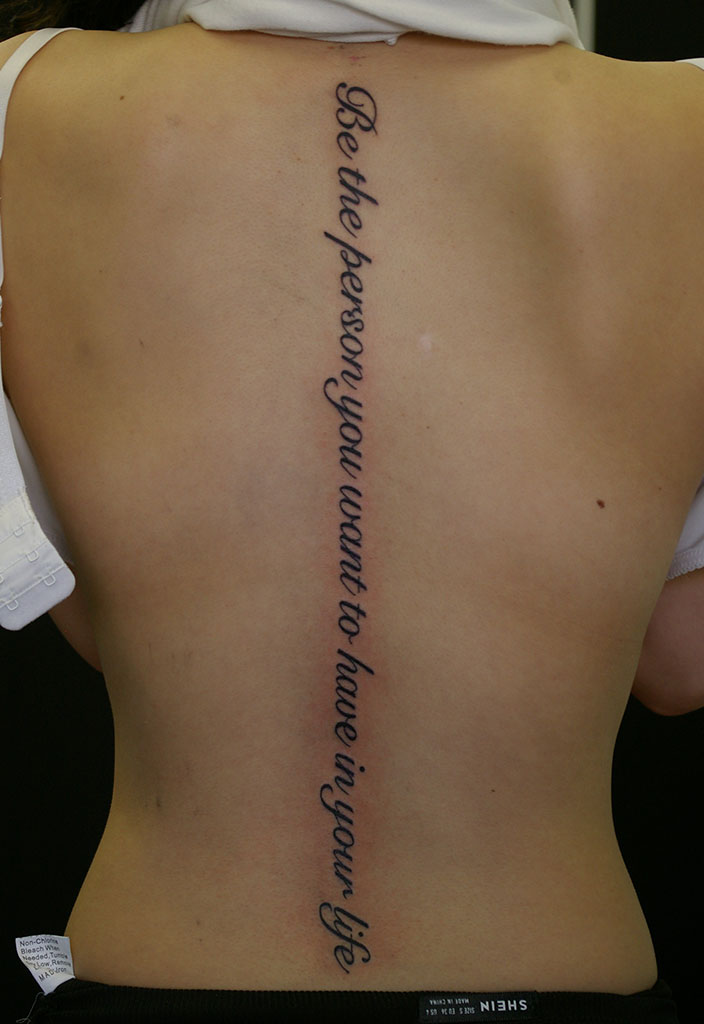 筆記体「Be the person you want」