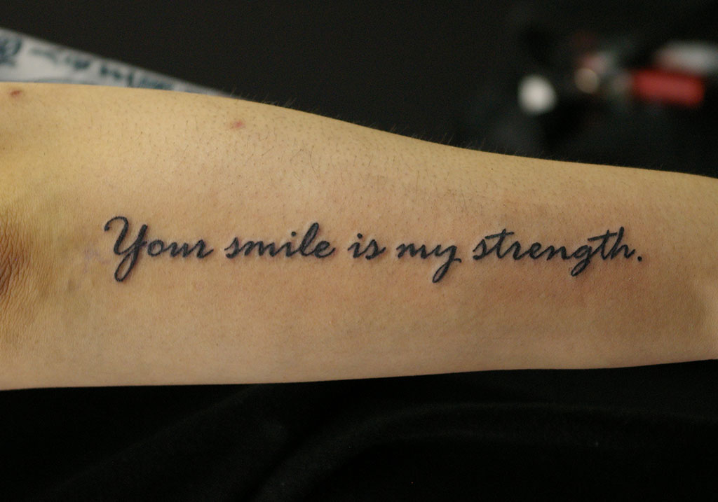 筆記体「Your smile is」