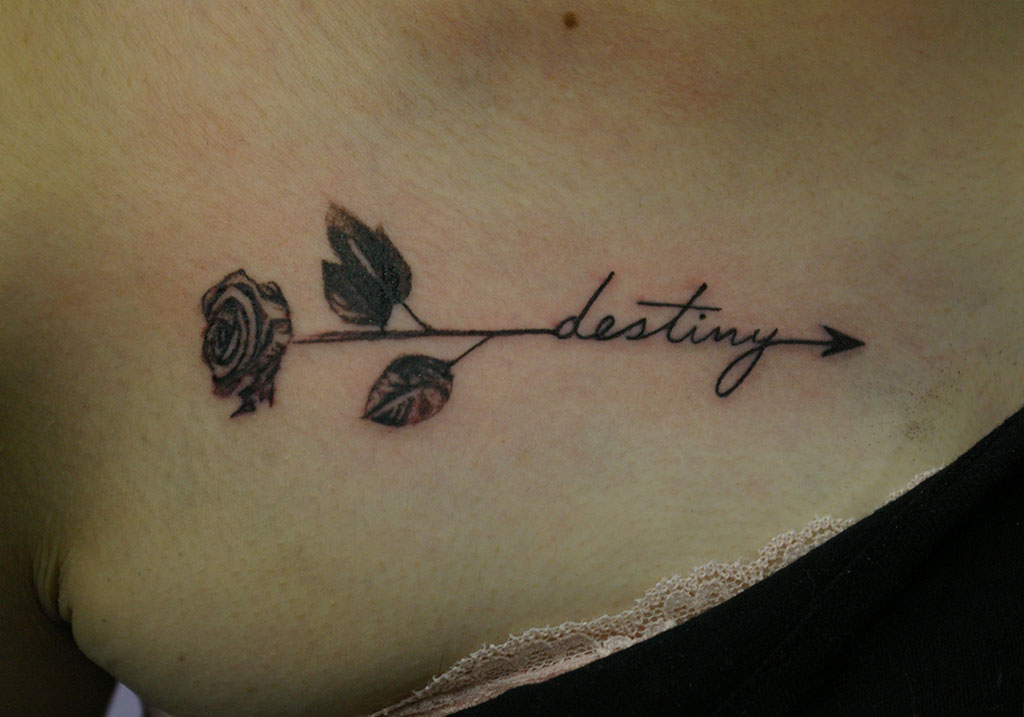 筆記体「destiny」と薔薇