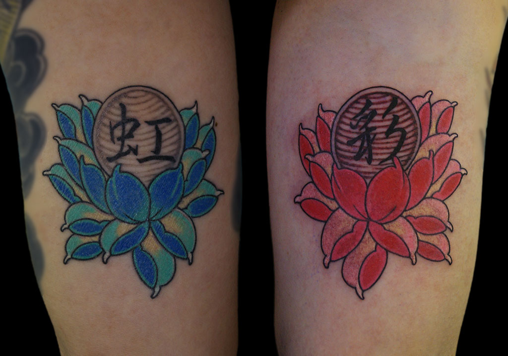 水色とピンク色の蓮