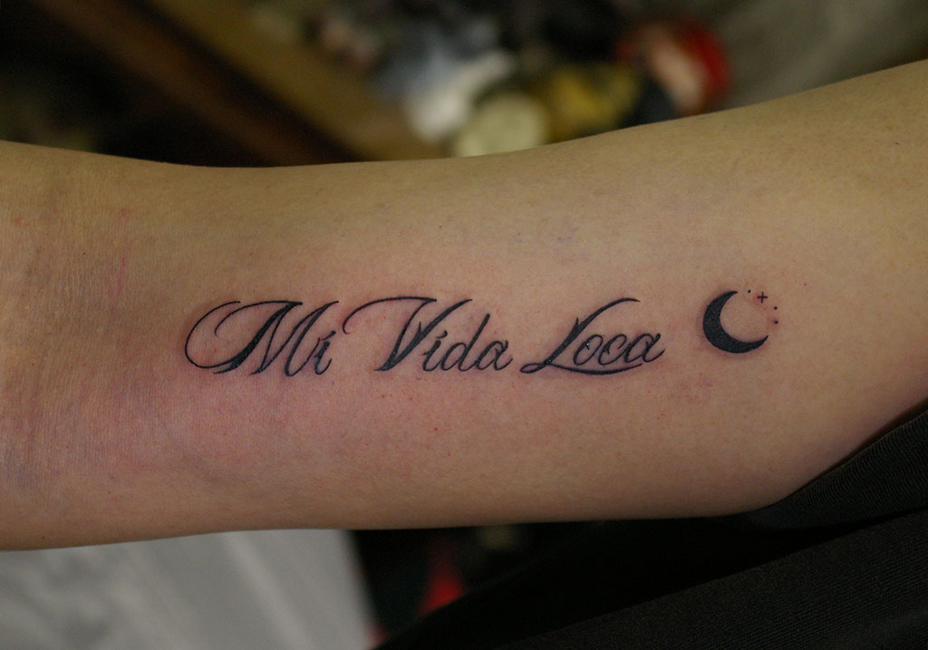 「Mi Vida Loca」の文字と月
