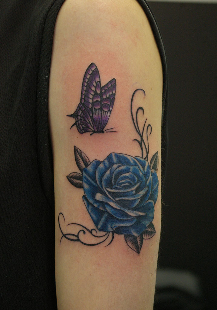 青色の薔薇と紫色の蝶