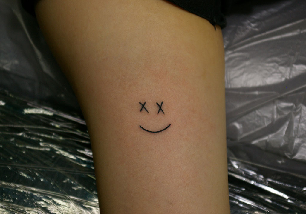 バツ目のスマイリーフェイス