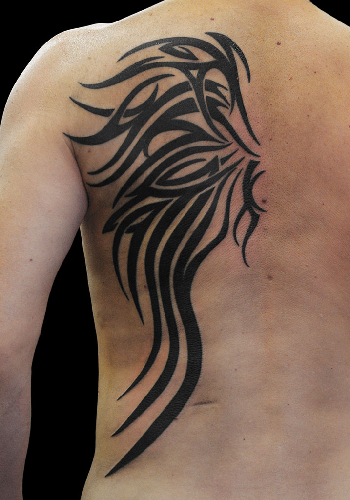 背中への翼のようなトライバル