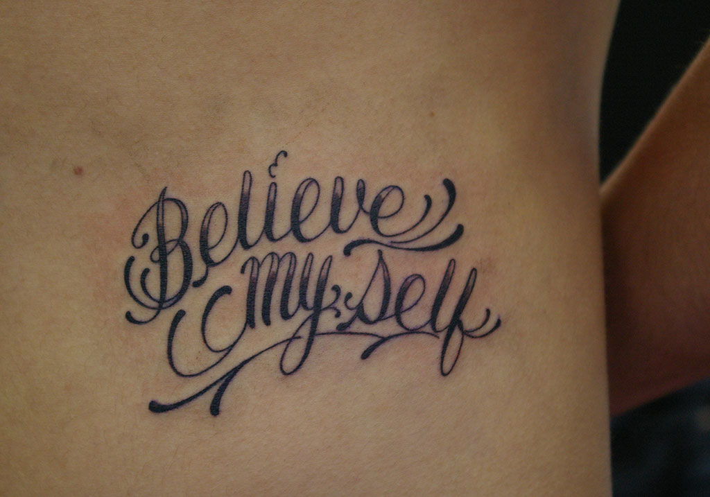 筆記体「Believe myself」