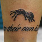 蟻と文字のタトゥー