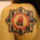 赤いグラデーションの梵字のタトゥー
