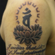 大日如来の梵字と蓮と筆記体のタトゥー