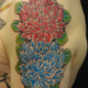 赤色と青色の牡丹の花のタトゥー