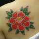 赤色の牡丹の花のタトゥー