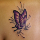 紫の蝶のタトゥー