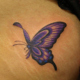 羽が可愛い紫の蝶のタトゥー