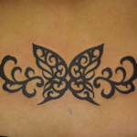 蝶と飾りのトライバルのタトゥー