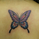 紫系の色の蝶のタトゥー
