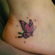 小さなピンクの蝶のタトゥー