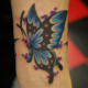青い蝶のカバーアップのタトゥー