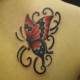 赤い蝶と飾りのタトゥー