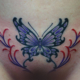 蝶とグラデーションの飾りのタトゥー