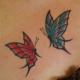 赤と青の蝶のタトゥー
