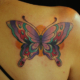 カラフルな蝶のタトゥー
