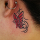 耳裏の赤い蝶のタトゥー