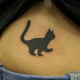 猫のシルエットのタトゥー