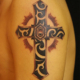 トライバル柄の十字架と文字のタトゥー