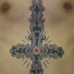 目の付いた十字架のタトゥー