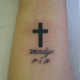 十字架と筆記体のタトゥー
