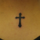 シンプルな十字架のタトゥー