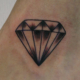 シンプルなダイヤモンドのタトゥー