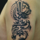 龍と剣のトライバルのタトゥー