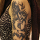 龍のトライバルと梵字のタトゥー