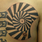 円の中の目のタトゥー