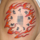 赤い炎と梵字のタトゥー