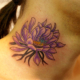 紫の花のタトゥー