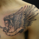 翼の生えた女神のタトゥー