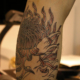 大輪の菊と波の右側のタトゥー