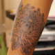 菊のカバーアップのタトゥー