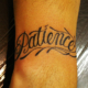 筆記体「Patience」のタトゥー